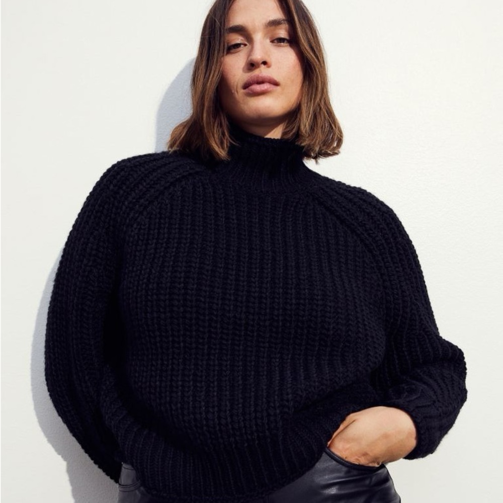 Forever 21 Black Knit Sweater size small crewneck